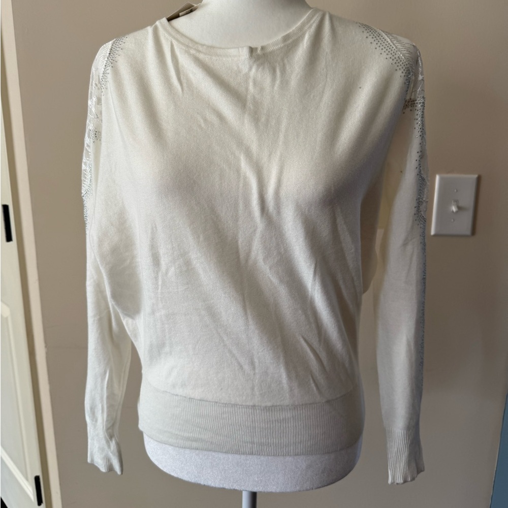 Women’s White top with lace sleeve size xs